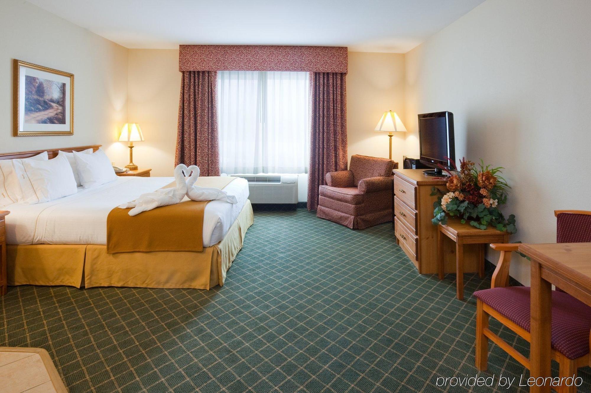 Holiday Inn Express Hotel & Suites Chanhassen, An Ihg Hotel Room photo